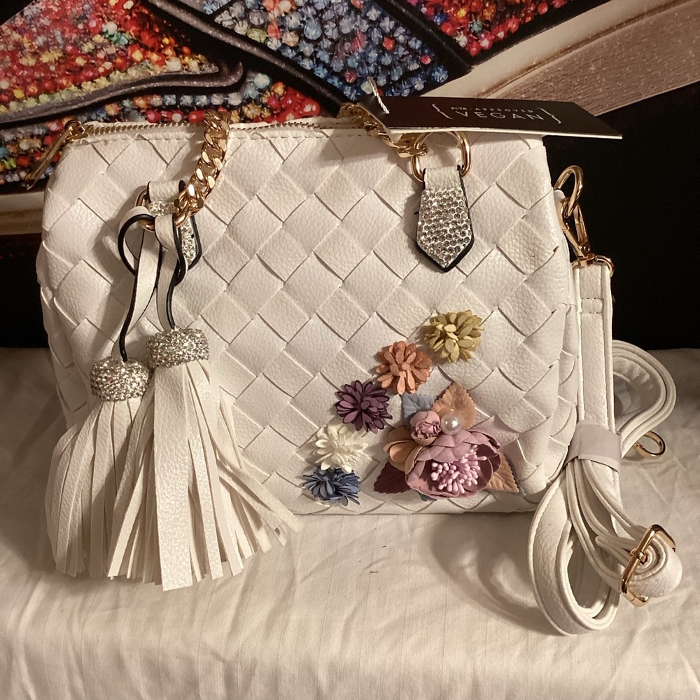 Elegant White Floral Crossbody Bag - Picture 1 of 3